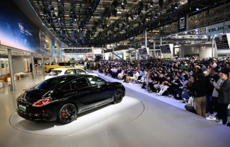 閃電貓耀夜版亮相車展，歐拉首次推出百萬級自修復(fù)車漆